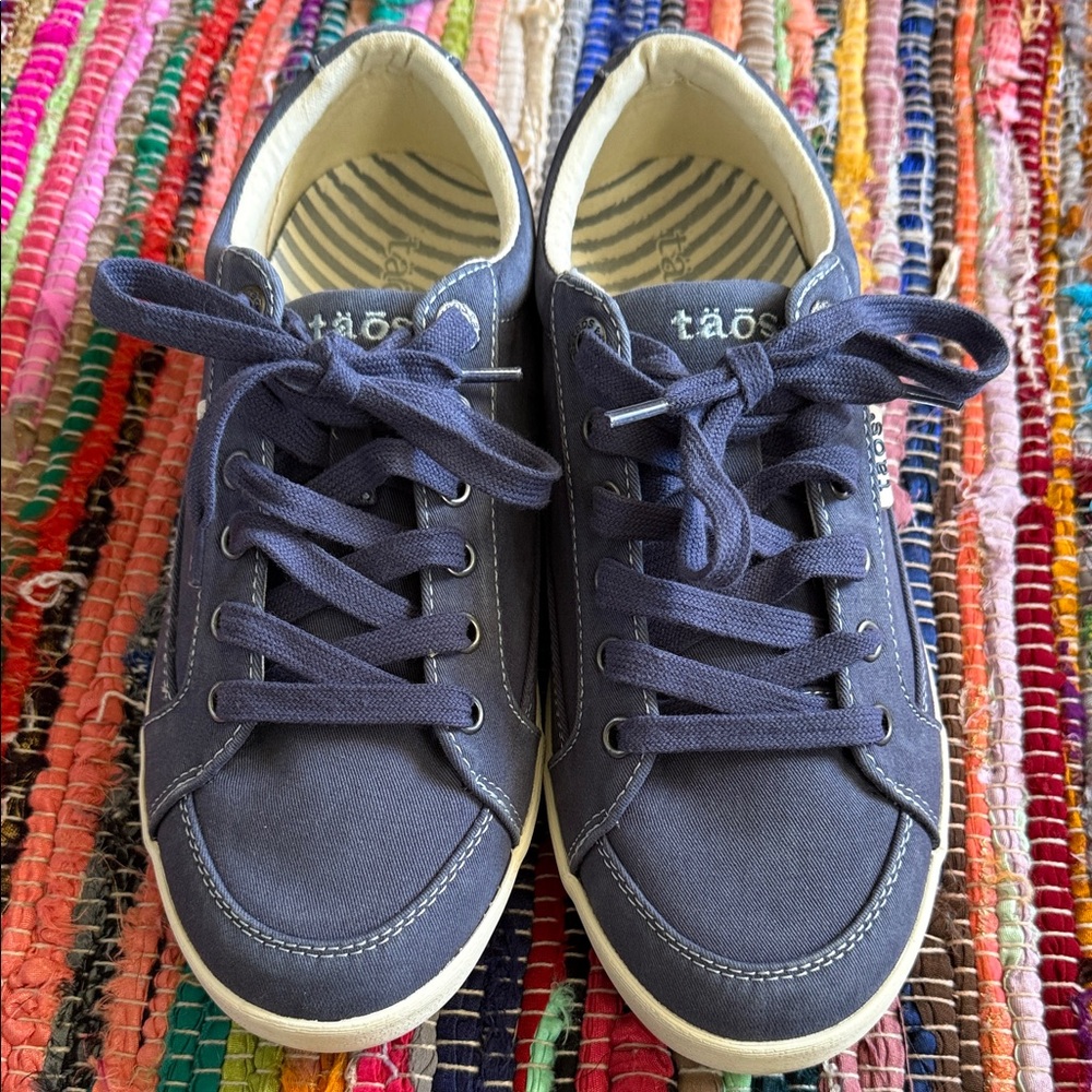 Taos moc star lace up canvas sneaker indigo distressed blue Size 8.5 Women’s